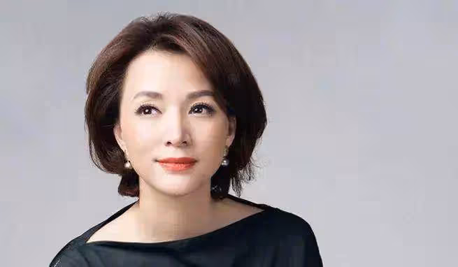 她曾是電視一姐,與自己老公分居17年,如今63歲隱退熱衷於活動
