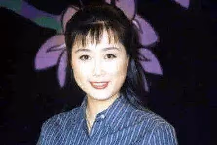 她曾是電視一姐,與自己老公分居17年,如今63歲隱退熱衷於活動