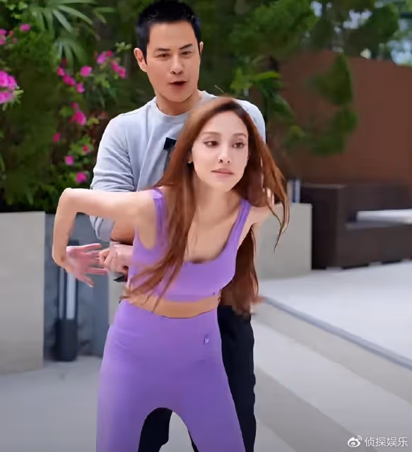 鄭嘉穎嬌妻生三胎兩月瘦成皮包骨,肚子凹陷肋骨突出,身材仍有料