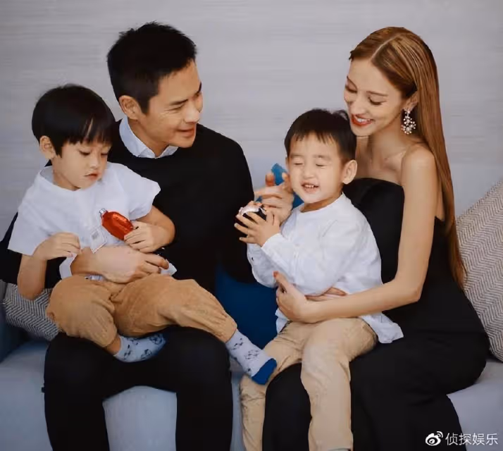 鄭嘉穎嬌妻生三胎兩月瘦成皮包骨,肚子凹陷肋骨突出,身材仍有料
