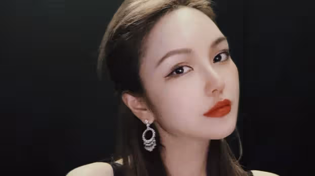周揚青曬浪漫燭光晚餐，穿深V弔帶大秀性感，防走光花式遮事業線
