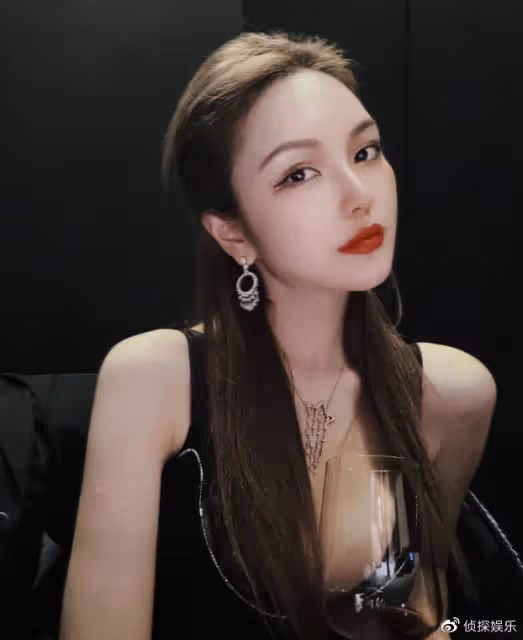 周揚青曬浪漫燭光晚餐,穿深V弔帶大秀性感,防走光花式遮事業線