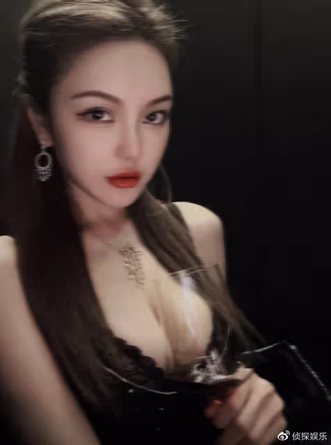 周揚青曬浪漫燭光晚餐,穿深V弔帶大秀性感,防走光花式遮事業線