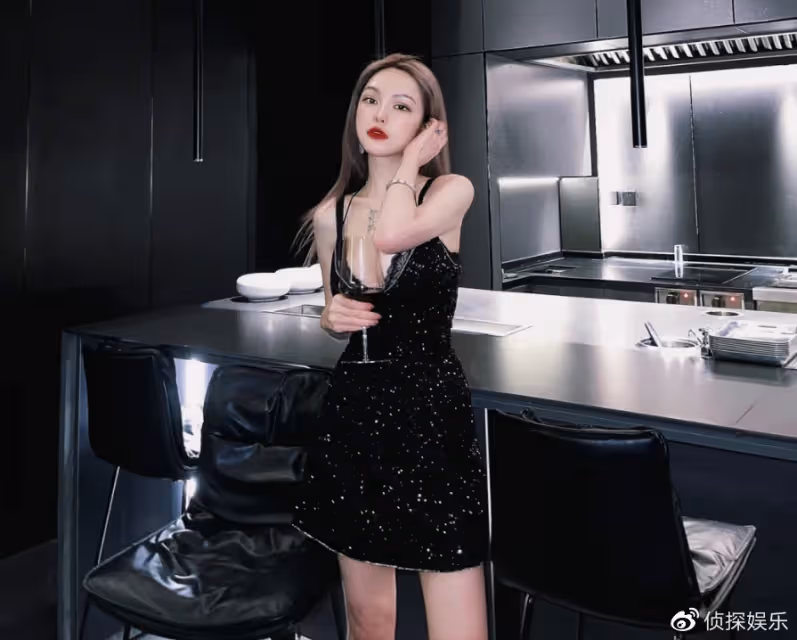 周揚青曬浪漫燭光晚餐,穿深V弔帶大秀性感,防走光花式遮事業線