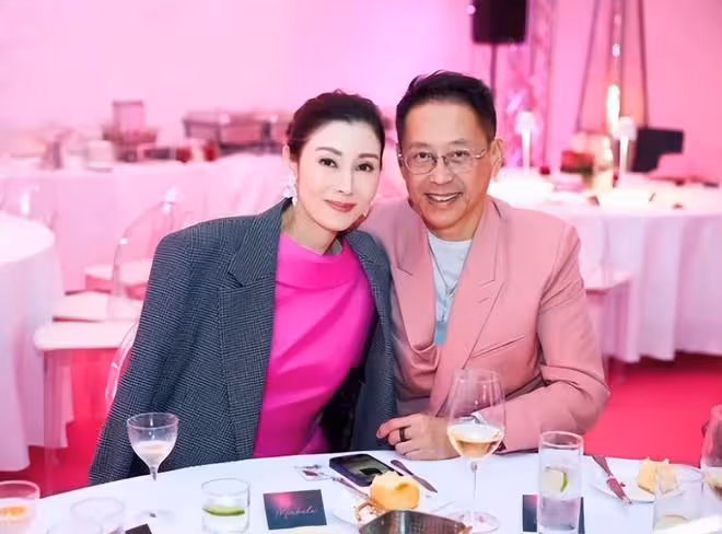 郭晶晶參加頂級名媛聚會,大合照站後排!李嘉欣穩坐C位顯地位