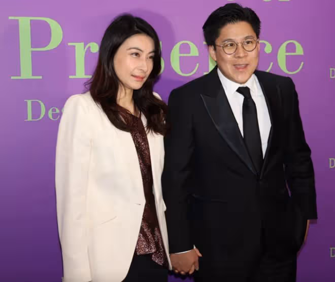 郭晶晶參加頂級名媛聚會,大合照站後排!李嘉欣穩坐C位顯地位