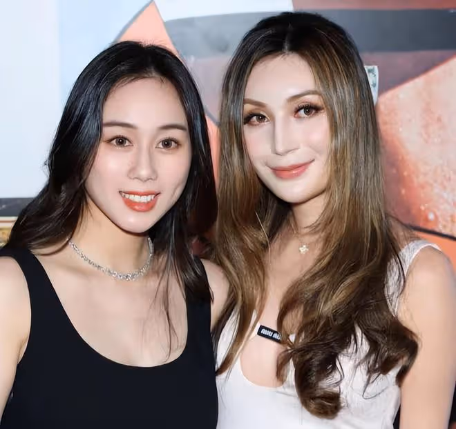 何超欣和何鍶珩出席活動，一起開遊艇出海，在甲板上烤香腸和辣串