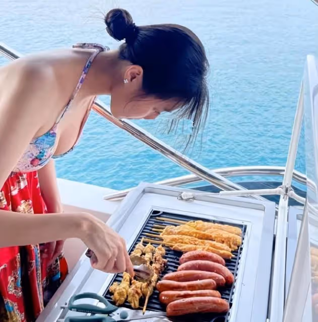 何超欣和何鍶珩出席活動，一起開遊艇出海，在甲板上烤香腸和辣串