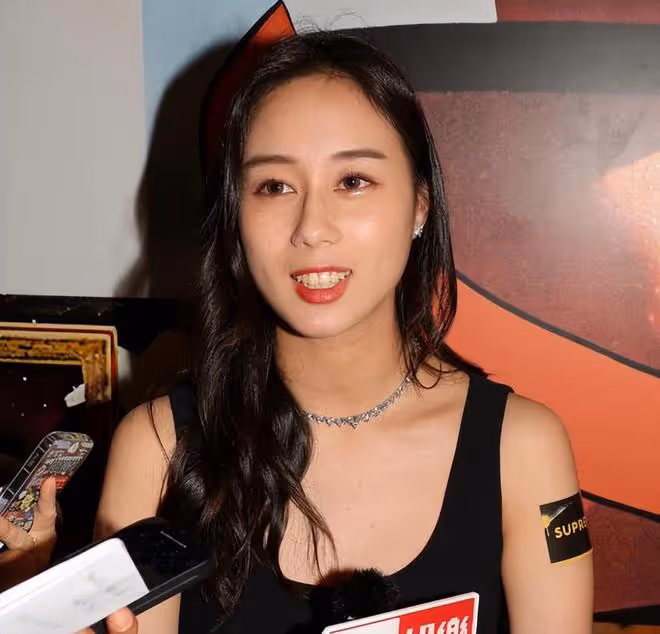 何超欣和何鍶珩出席活動，一起開遊艇出海，在甲板上烤香腸和辣串