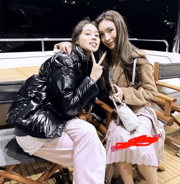 何超欣和何鍶珩出席活動，一起開遊艇出海，在甲板上烤香腸和辣串