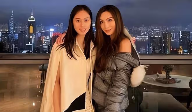 何超欣和何鍶珩出席活動,一起開遊艇出海,在甲板上烤香腸和辣串