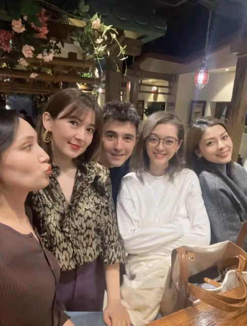 尼格買提老婆回國聚會嗨玩！與異域風俊男顯親密，此前自曝早離婚