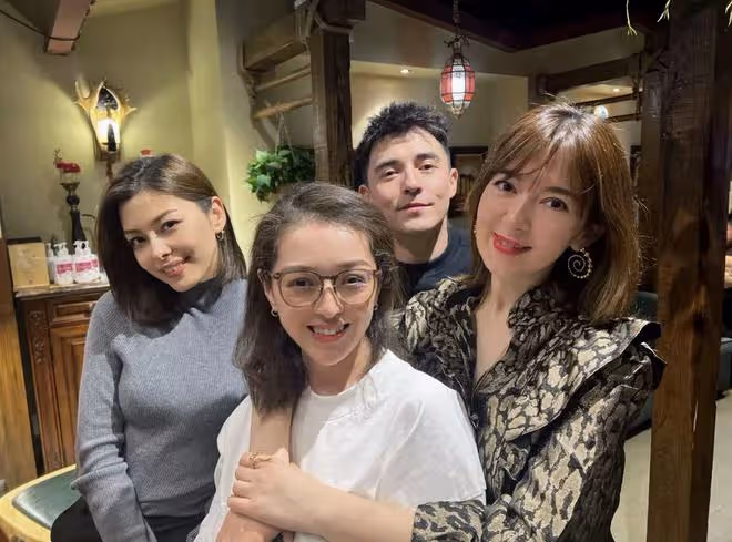 尼格買提老婆回國聚會嗨玩！與異域風俊男顯親密，此前自曝早離婚