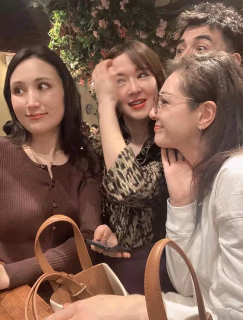 尼格買提老婆回國聚會嗨玩！與異域風俊男顯親密，此前自曝早離婚
