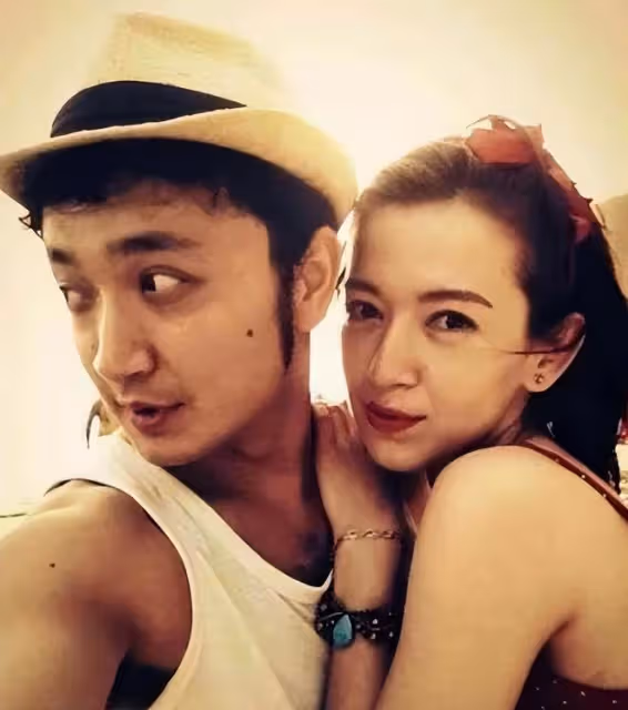 尼格買提老婆回國聚會嗨玩！與異域風俊男顯親密，此前自曝早離婚