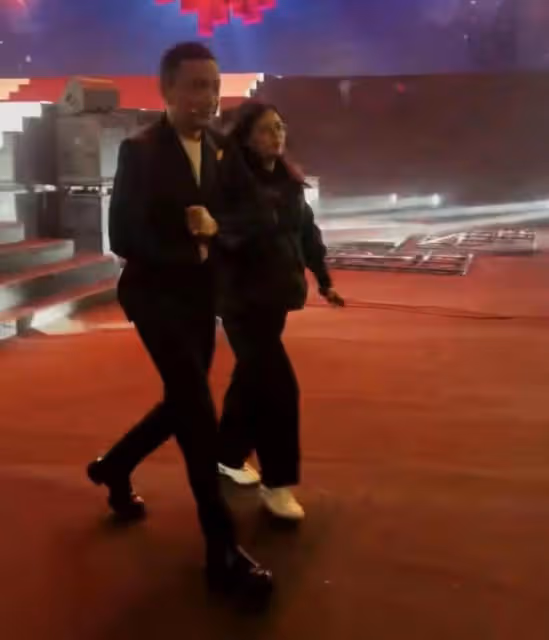 尼格買提老婆回國聚會嗨玩！與異域風俊男顯親密，此前自曝早離婚