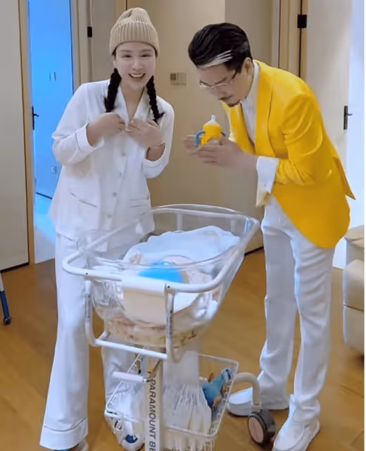 國岳夫婦太豪橫!滿月女兒坐英國王妃同款嬰兒車,禮金188萬起步