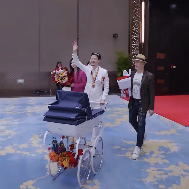 國岳夫婦太豪橫!滿月女兒坐英國王妃同款嬰兒車,禮金188萬起步