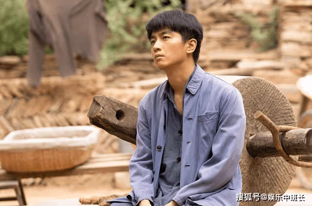 《人生之路》在農村賣弄「腿功」的女演員，雖美觀，但大可不必