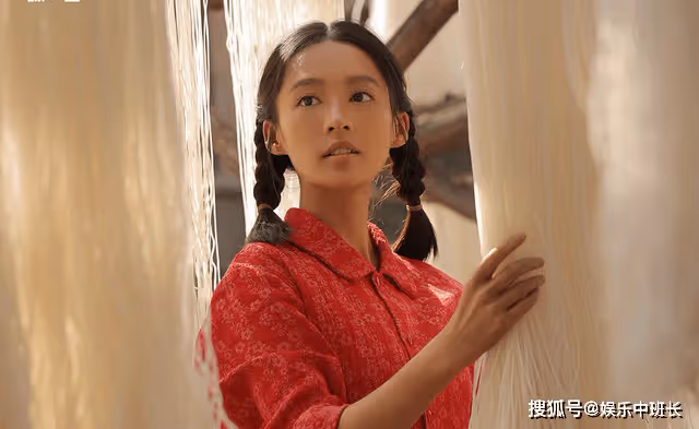 《人生之路》在農村賣弄「腿功」的女演員，雖美觀，但大可不必
