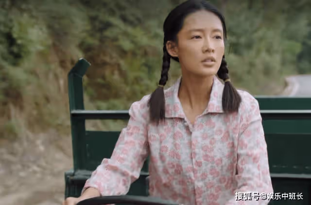 《人生之路》在農村賣弄「腿功」的女演員，雖美觀，但大可不必