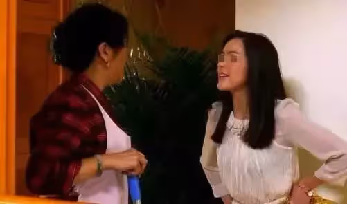 兒媳凈身出戶，走時只帶件舊衣服，婆婆偷樂，打開衣櫃如遭雷擊