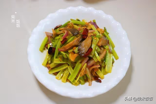 芹菜和這兩樣是絕配，大火一炒，鮮香四溢，比肉菜還好吃