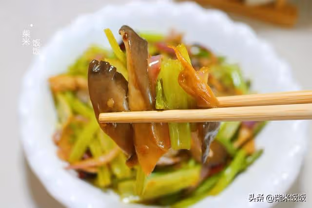 芹菜和這兩樣是絕配，大火一炒，鮮香四溢，比肉菜還好吃