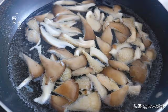 芹菜和這兩樣是絕配，大火一炒，鮮香四溢，比肉菜還好吃
