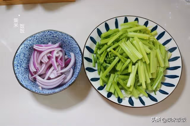 芹菜和這兩樣是絕配，大火一炒，鮮香四溢，比肉菜還好吃