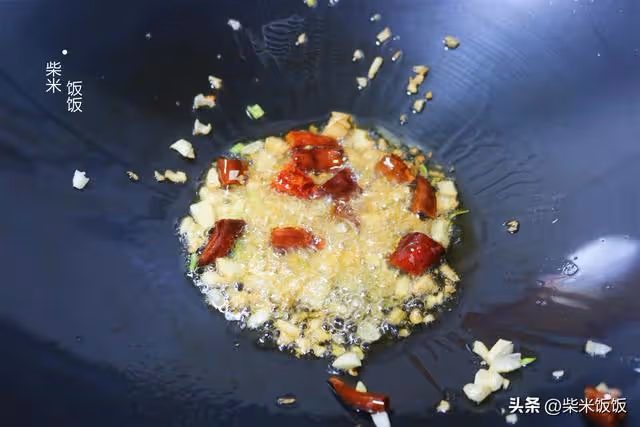 芹菜和這兩樣是絕配，大火一炒，鮮香四溢，比肉菜還好吃