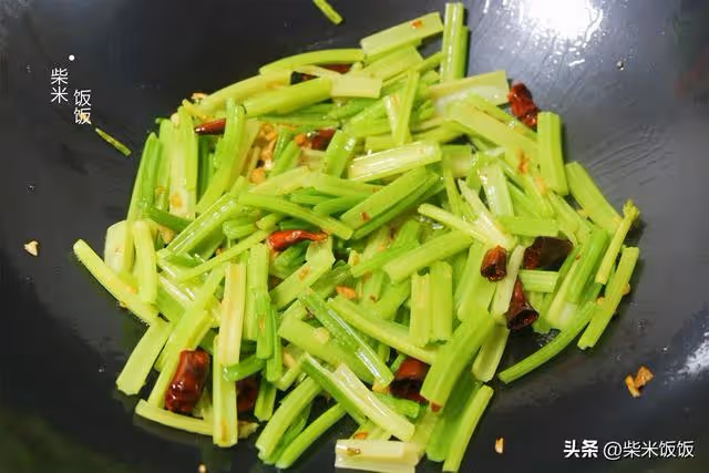 芹菜和這兩樣是絕配，大火一炒，鮮香四溢，比肉菜還好吃