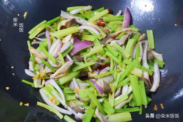 芹菜和這兩樣是絕配，大火一炒，鮮香四溢，比肉菜還好吃