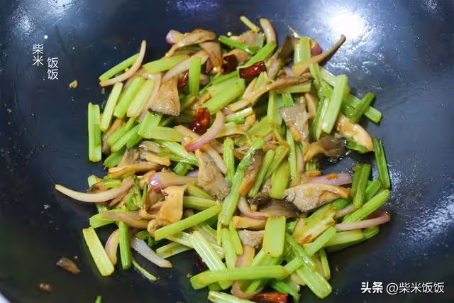 芹菜和這兩樣是絕配，大火一炒，鮮香四溢，比肉菜還好吃