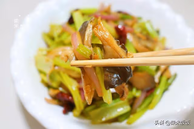 芹菜和這兩樣是絕配，大火一炒，鮮香四溢，比肉菜還好吃