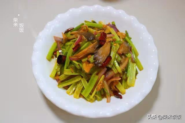 芹菜和這兩樣是絕配，大火一炒，鮮香四溢，比肉菜還好吃