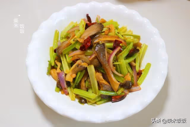 芹菜和這兩樣是絕配,大火一炒,鮮香四溢,比肉菜還好吃