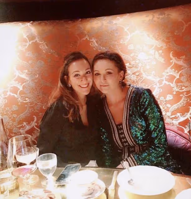 何鴻燊長孫女曬照悼念母親,稱每天都想念,六歲後與妹妹相依為命