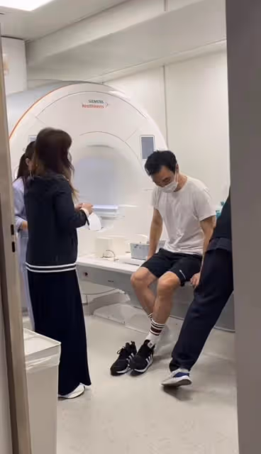 70歲鍾鎮濤受傷拄拐!舞台上踩空摔倒 ,膝蓋浮腫緊急入院檢查