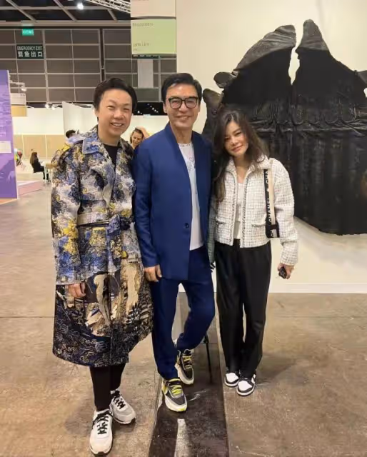 70歲鍾鎮濤受傷拄拐!舞台上踩空摔倒 ,膝蓋浮腫緊急入院檢查