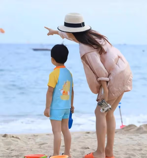 主持人春妮一家坐豪華遊艇出海!曝兒子正臉帥照,老公剛強疑露面