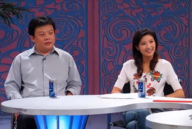 主持人春妮一家坐豪華遊艇出海！曝兒子正臉帥照，老公剛強疑露面