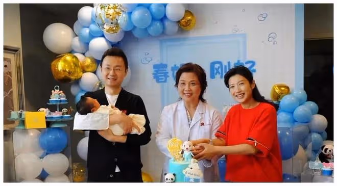 主持人春妮一家坐豪華遊艇出海！曝兒子正臉帥照，老公剛強疑露面