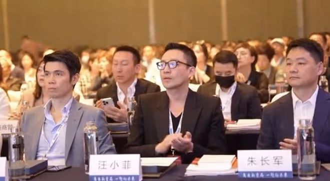 大s具俊曄狂撒狗糧,汪小菲化身事業狂,現身深圳峰會霸氣演講