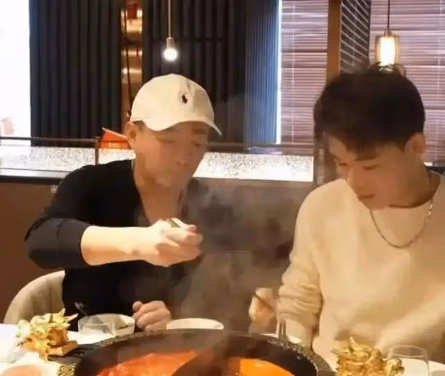 張蘭助理孟賀帶20多人去西雙版納旅遊,評論幾乎一邊倒罵他蹭熱度