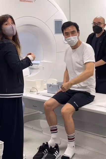 70歲鍾鎮濤入院檢查身體!日前在舞台上意外摔倒,需要拄拐杖出行