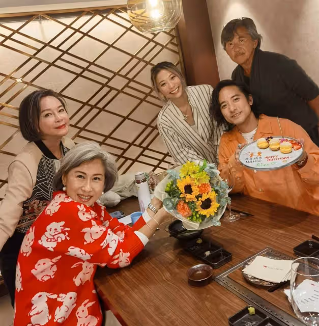 61歲葉倩文為38歲繼子慶生,花甲年「頭髮花白」堅持不染髮,一家人合照「俏皮吐舌模樣」網驚呼:還是很美