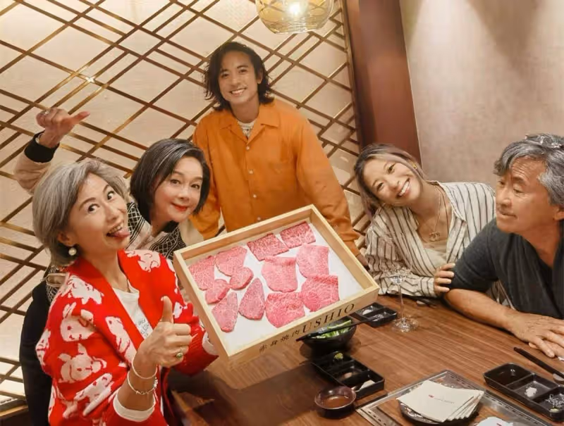 61歲葉倩文為38歲繼子慶生,花甲年「頭髮花白」堅持不染髮,一家人合照「俏皮吐舌模樣」網驚呼:還是很美