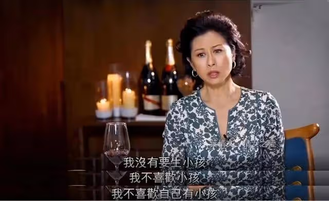 61歲葉倩文為38歲繼子慶生,花甲年「頭髮花白」堅持不染髮,一家人合照「俏皮吐舌模樣」網驚呼:還是很美