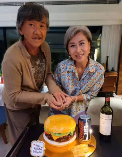 61歲葉倩文為38歲繼子慶生，花甲年「頭髮花白」堅持不染髮，一家人合照「俏皮吐舌模樣」網驚呼：還是很美